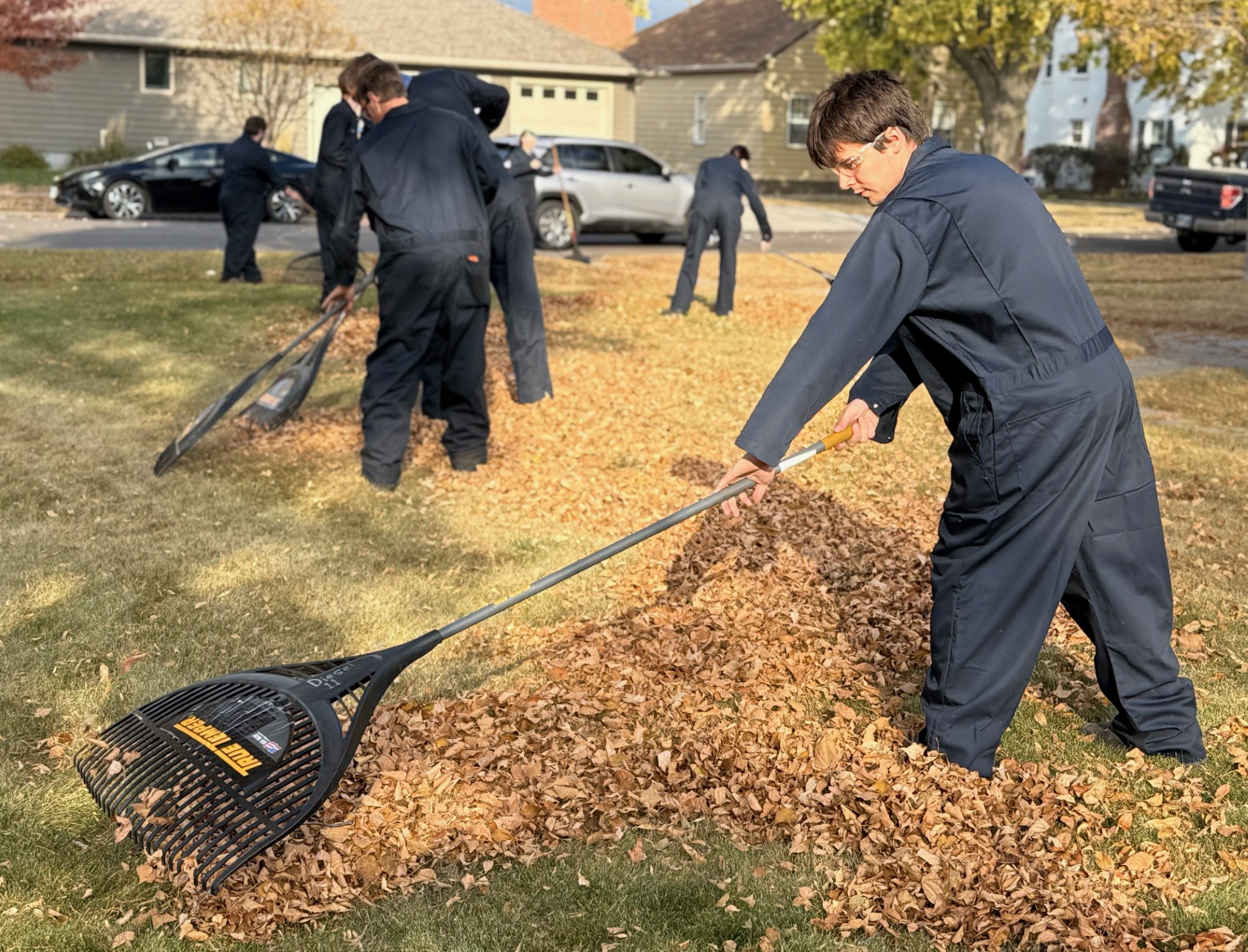 Students rake leaves for ailing instructor in act of goodwill ...