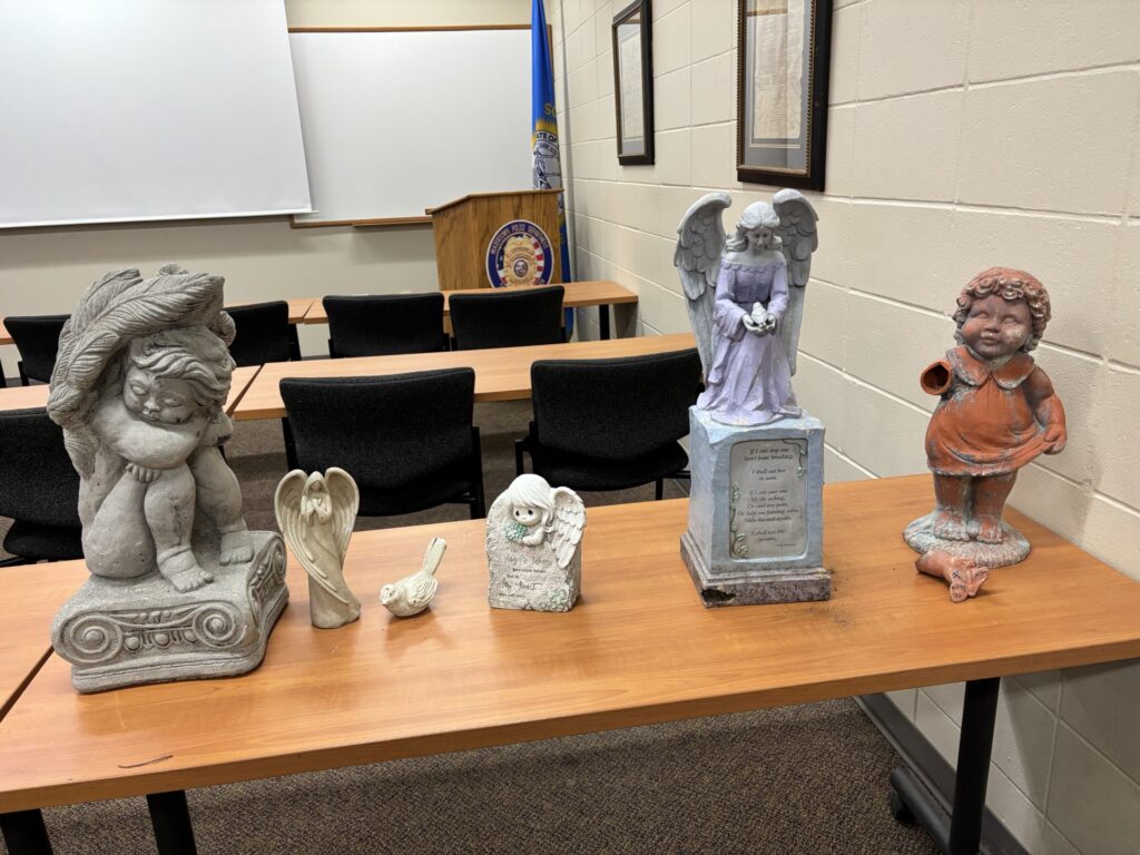 Statues 2