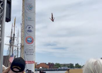 Duluth daredevil diver e1753111112254