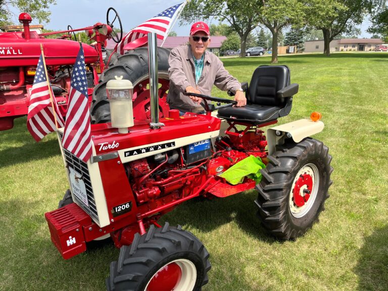 Roger Pirlet and his Farmall 1206 002