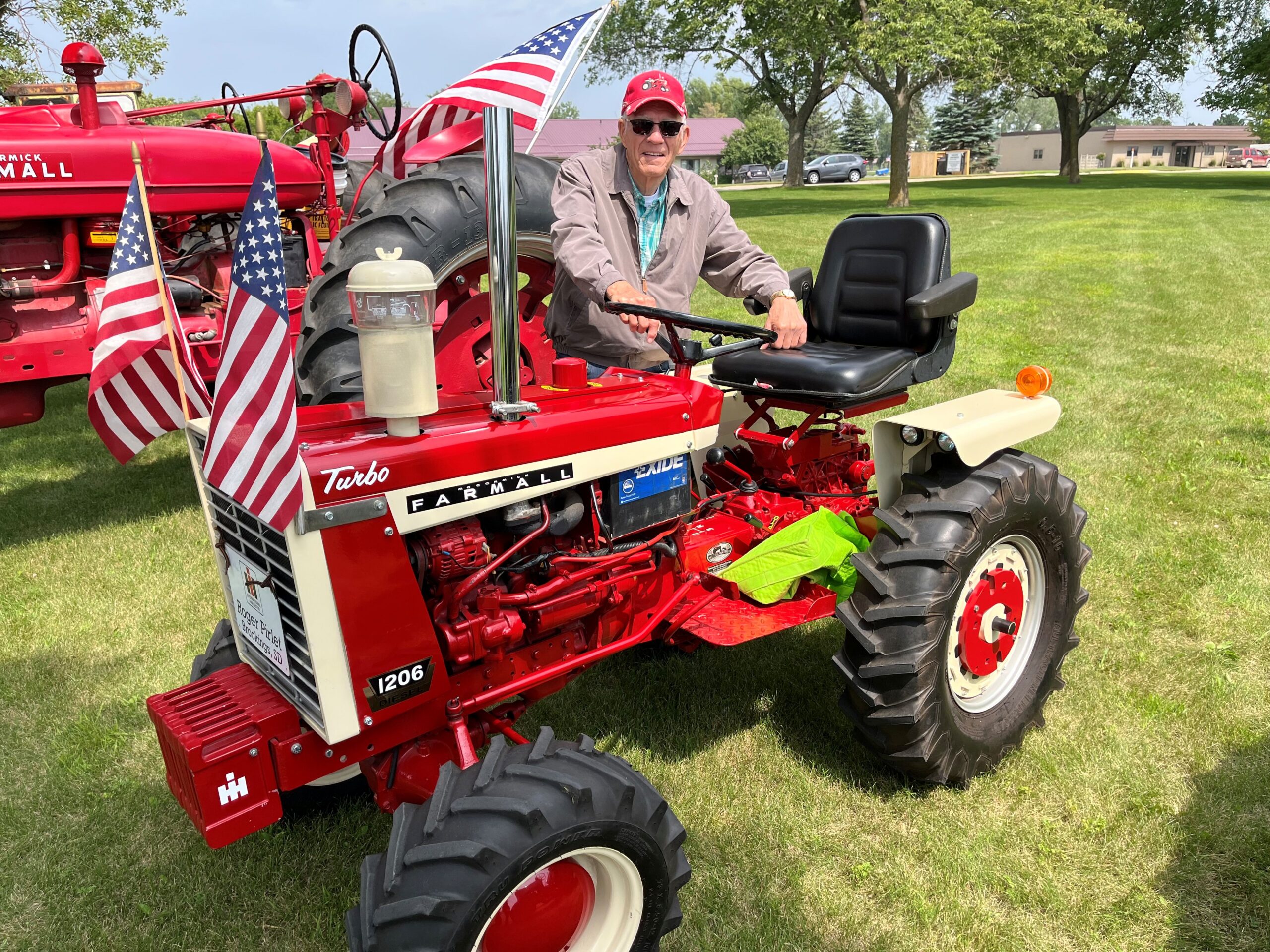 Roger Pirlet and his Farmall 1206 002 scaled