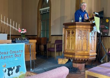 Jerry Nelson speechifying at the St. Pauli Center