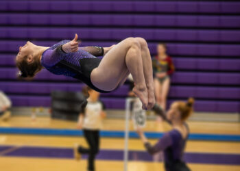 Ashlynn Andrews dismounts from the beam